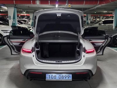 صورة 8 لـ 2023 Porsche TAYCAN