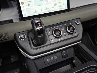 LAND ROVER DEFENDER - 9