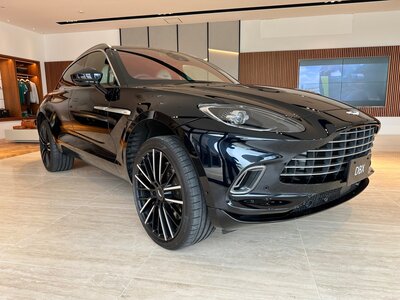 ASTON MARTIN DBX - 9