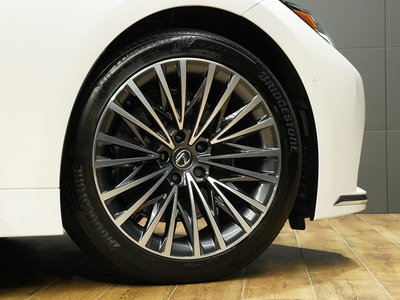 صورة 8 لـ 2024 Lexus LS