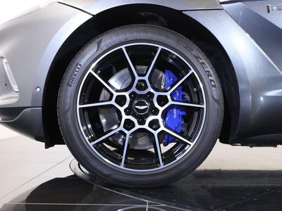 ASTON MARTIN DBX - 3