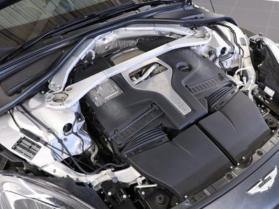 ASTON MARTIN DBX - 5