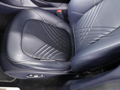 ASTON MARTIN DBX - 7