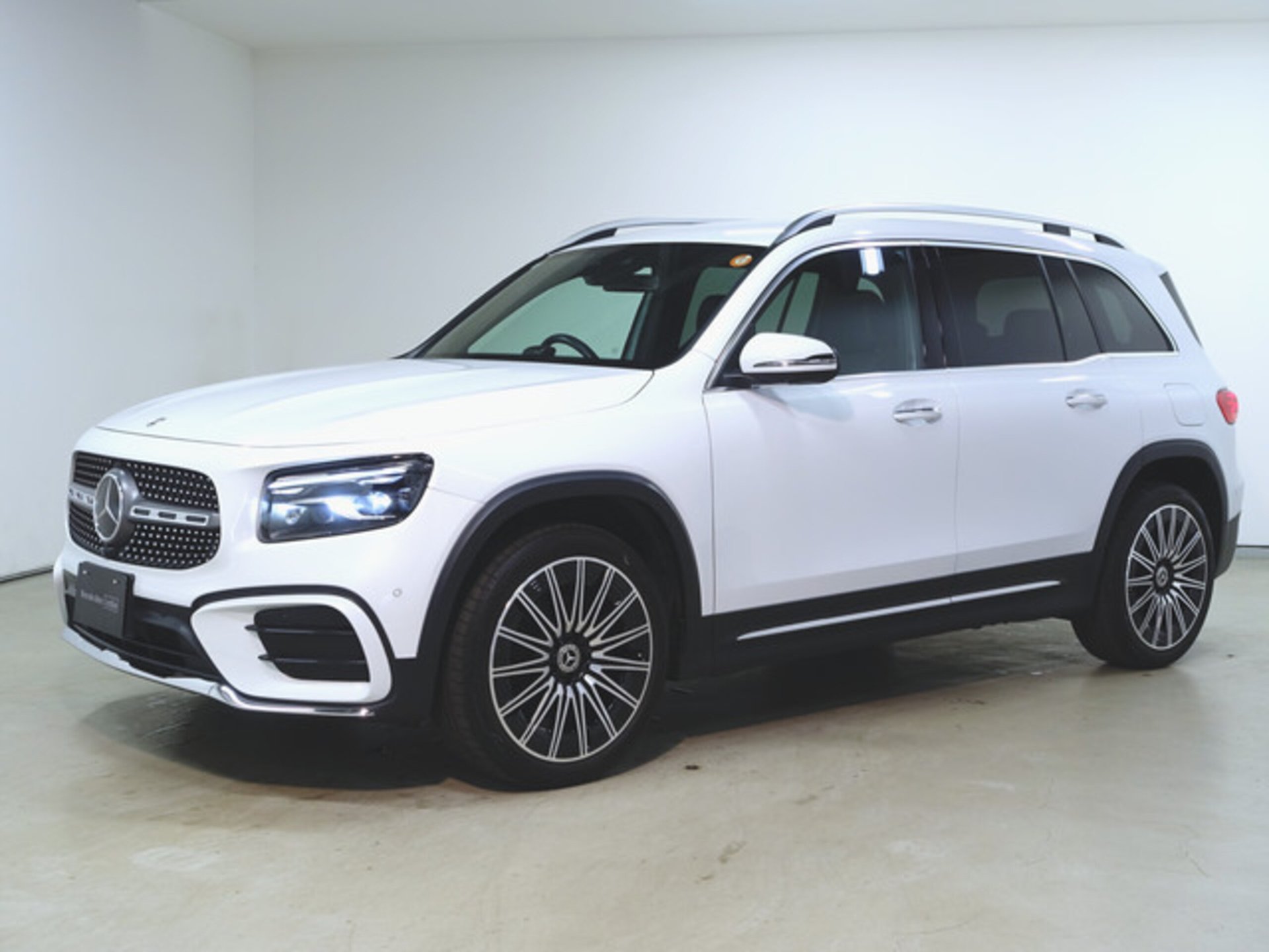 MERCEDES-BENZ GLB - View 1
