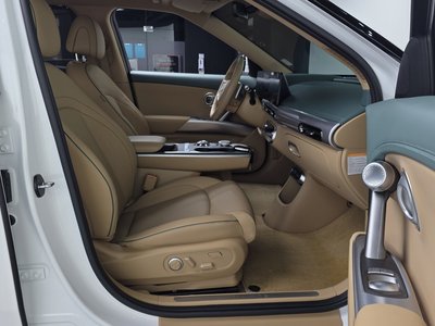 2023 Genesis GV60 thumbnail 17