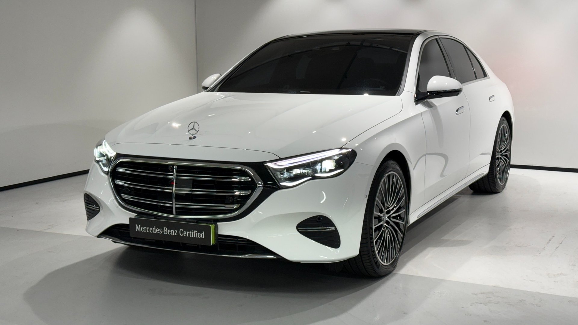 MERCEDES-BENZ E-CLASS - View 1