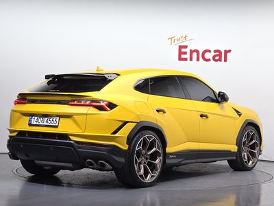 LAMBORGHINI URUS - 4