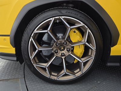 LAMBORGHINI URUS - 6