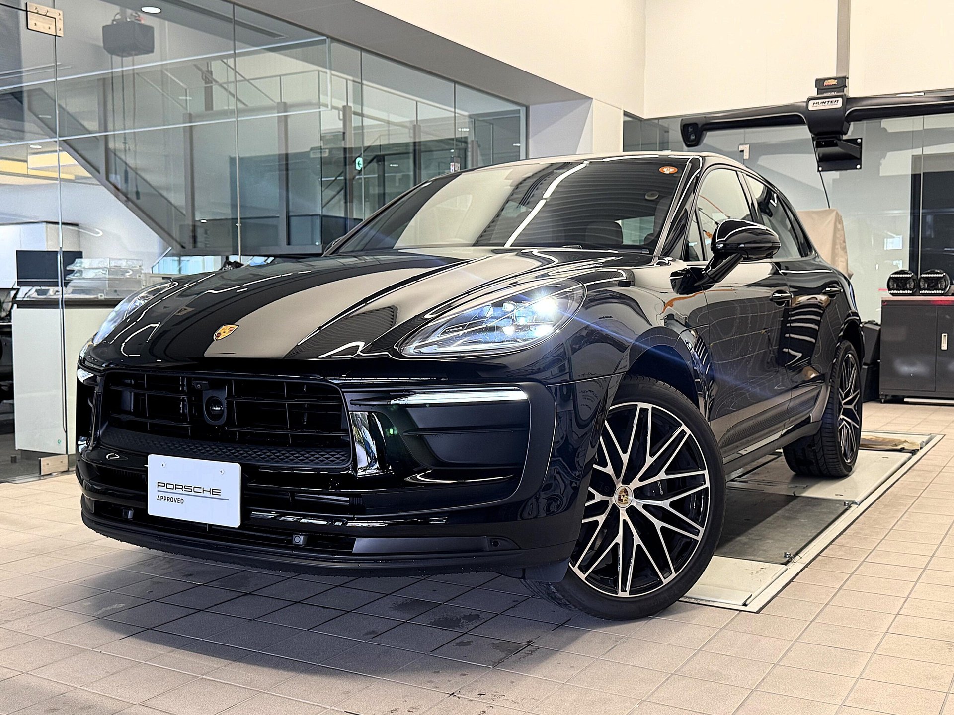 PORSCHE MACAN - View 1