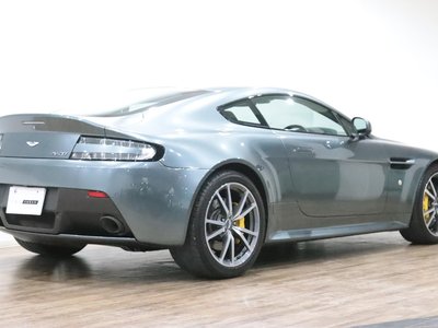 ASTON MARTIN V8 - 10