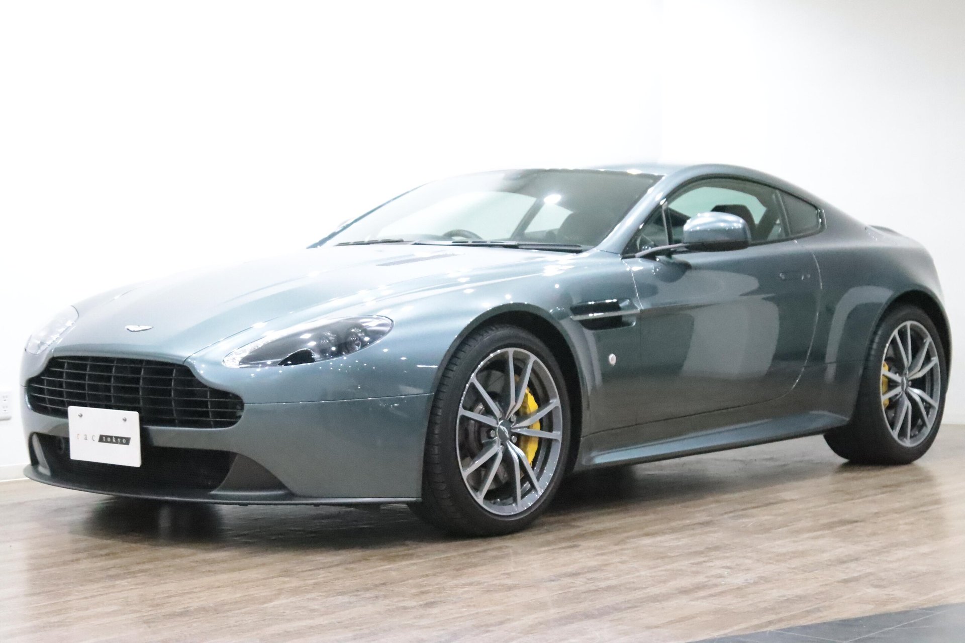 ASTON MARTIN V8 - View 1