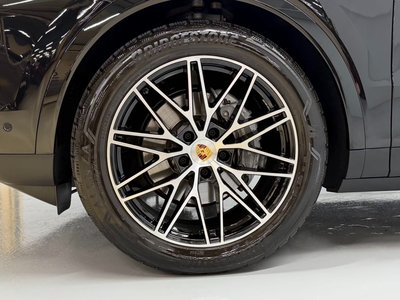 2024 Porsche CAYENNE photo 6