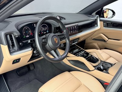 2024 Porsche CAYENNE photo 5