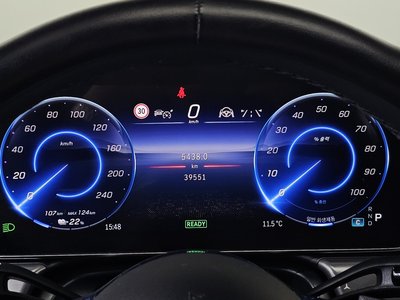 MERCEDES-BENZ EQE - 8