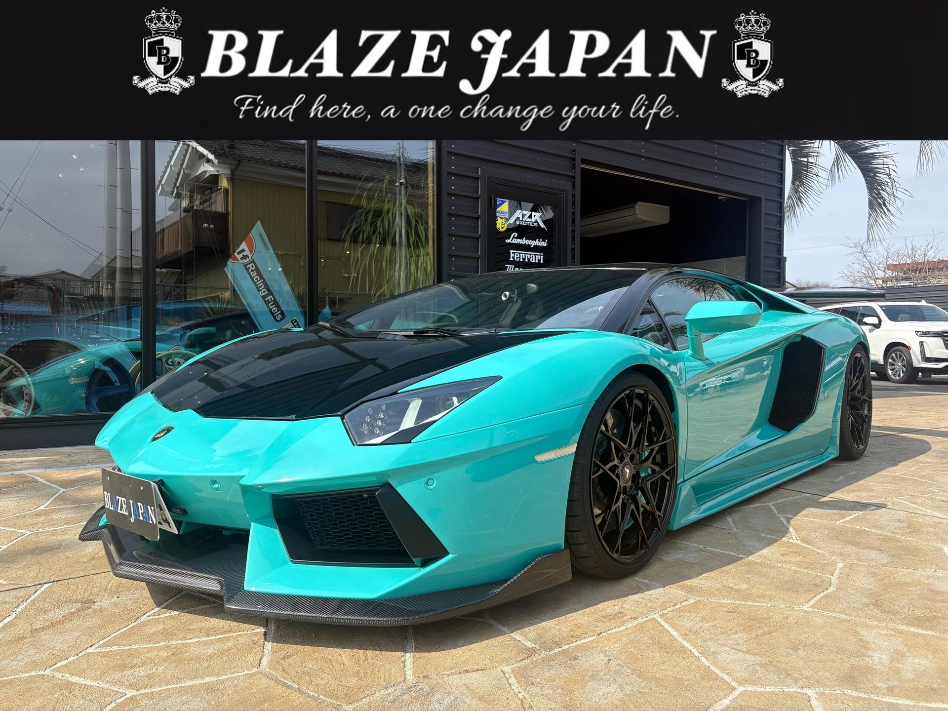 LAMBORGHINI AVENTADOR - View 1