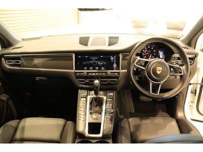 PORSCHE MACAN - 4