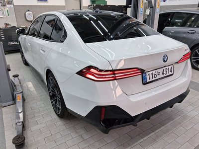 BMW 5 SERIES - 2
