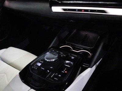 2025 BMW 5 SERIES — миниатюра 25