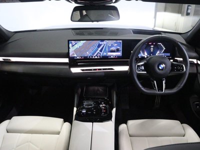 2025 BMW 5 SERIES — фото 10