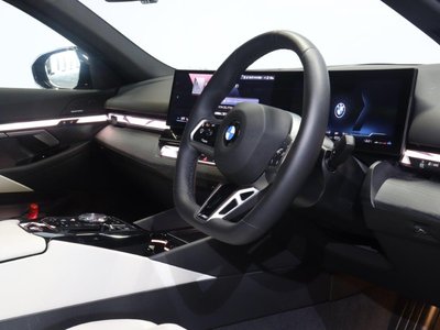 2025 BMW 5 SERIES — миниатюра 11