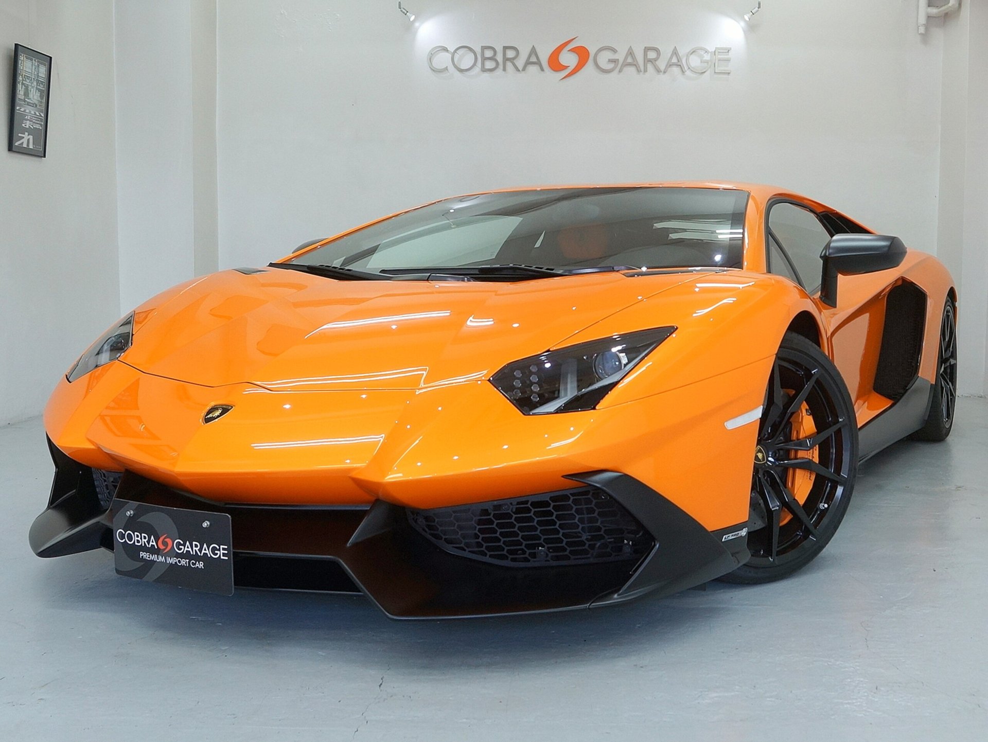 LAMBORGHINI AVENTADOR - View 1