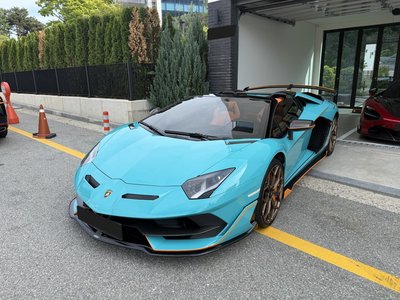 LAMBORGHINI AVENTADOR - 1