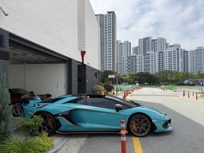 LAMBORGHINI AVENTADOR - 4