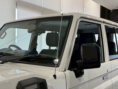 TOYOTA LAND CRUISER 70 - 10