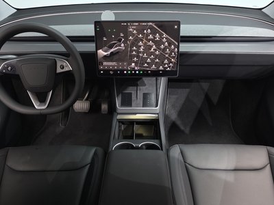 TESLA MODEL Y - 5
