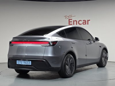 TESLA MODEL Y - 3