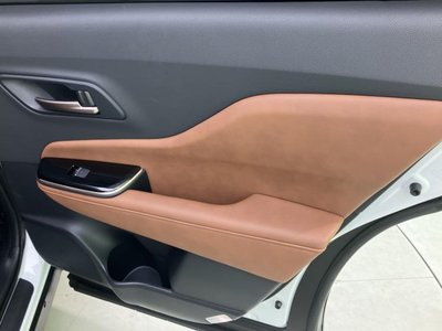 2025 Toyota CROWN ESTATE thumbnail 25