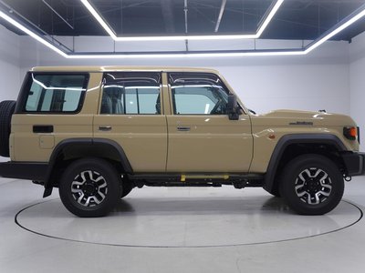 TOYOTA LAND CRUISER 70 - 4