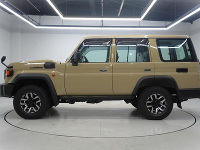 TOYOTA LAND CRUISER 70 - 8