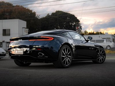 ASTON MARTIN DB11 - 5