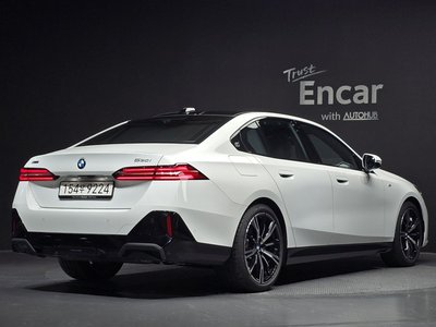 2025 BMW 5 SERIES — фото 2