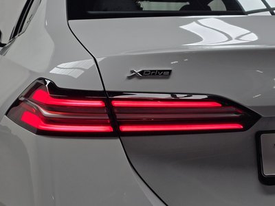 2025 BMW 5 SERIES — фото 10