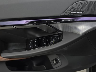 2025 BMW 5 SERIES — миниатюра 25
