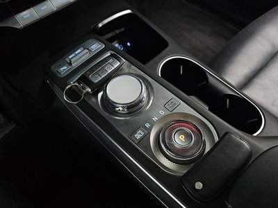 صورة 9 لـ 2021 Genesis GV70