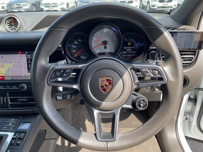 PORSCHE MACAN - 2