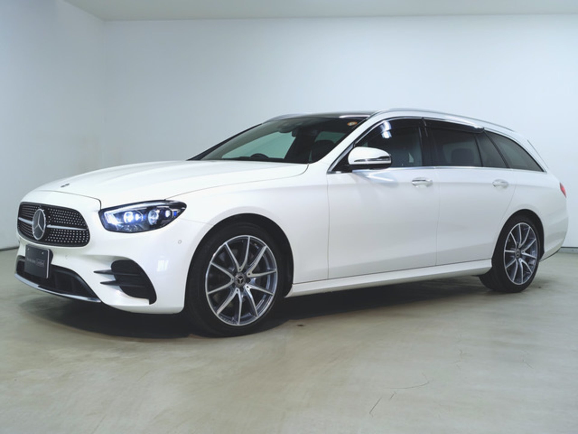 MERCEDES-BENZ E-CLASS - View 1