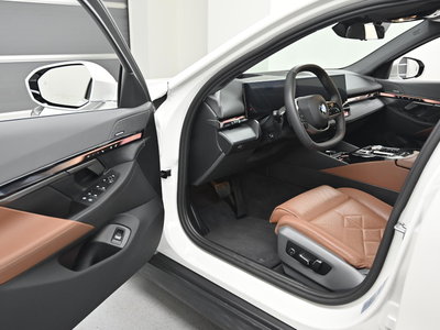 2025 BMW 5 SERIES — миниатюра 11