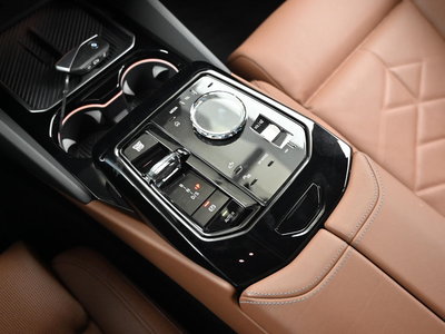 2025 BMW 5 SERIES — фото 9