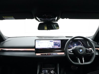 صورة مصغرة 38 لـ 2025 BMW 5 SERIES TOURING