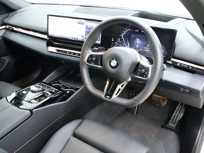 2025 BMW 5 SERIES TOURING — фото 3