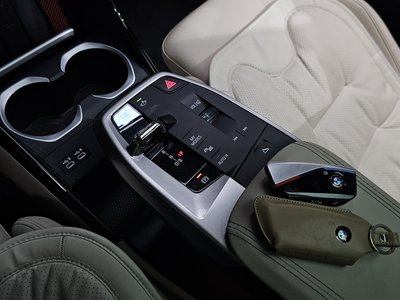 2024 BMW IX2 — миниатюра 12