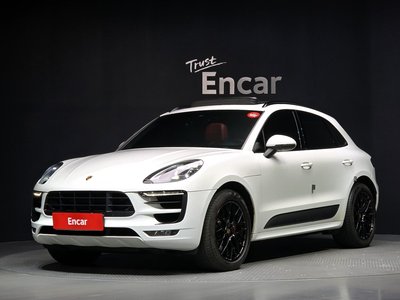 PORSCHE MACAN - 1
