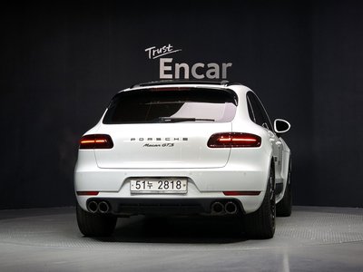 PORSCHE MACAN - 4