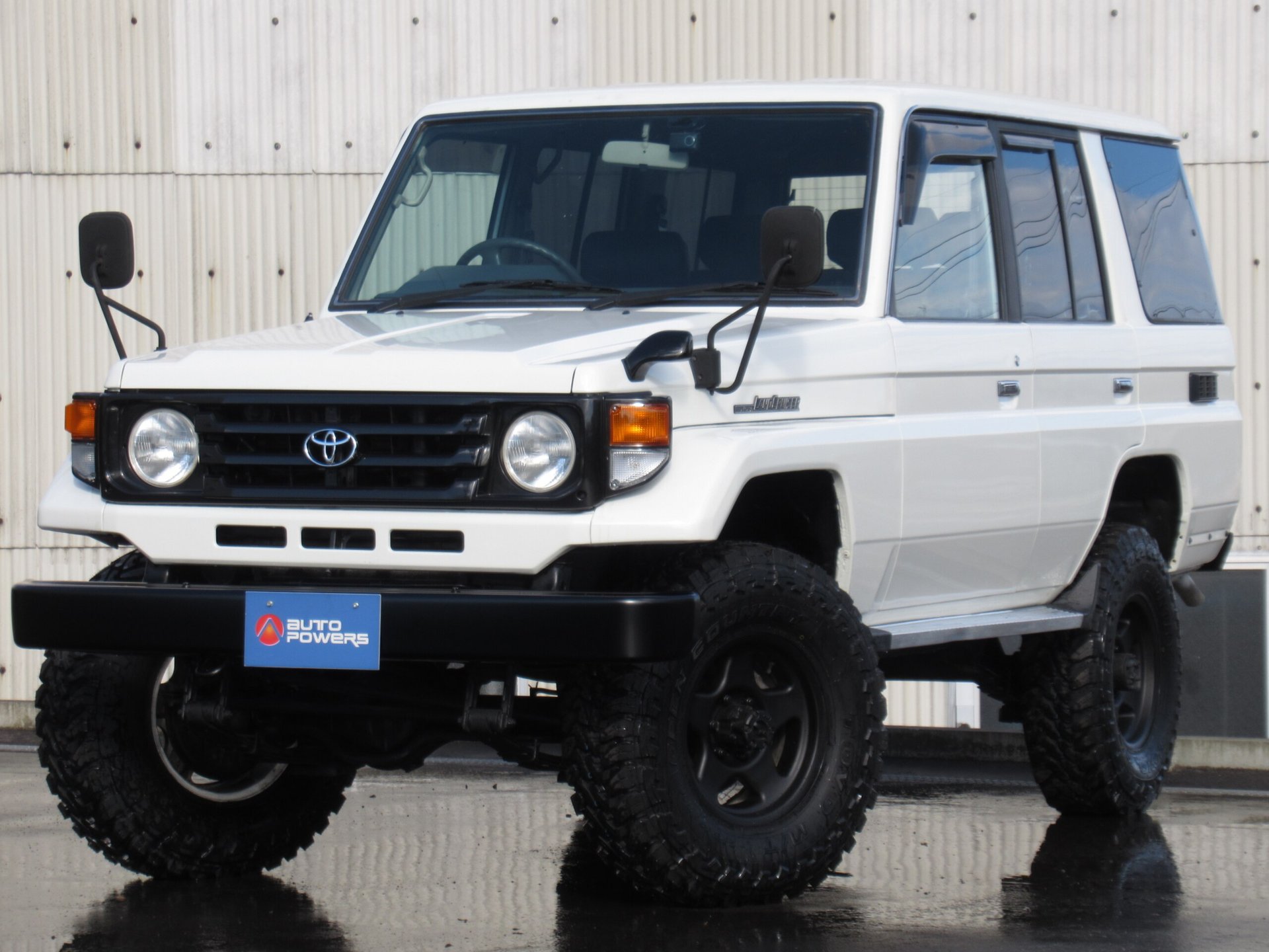 TOYOTA LAND CRUISER 70 - View 1