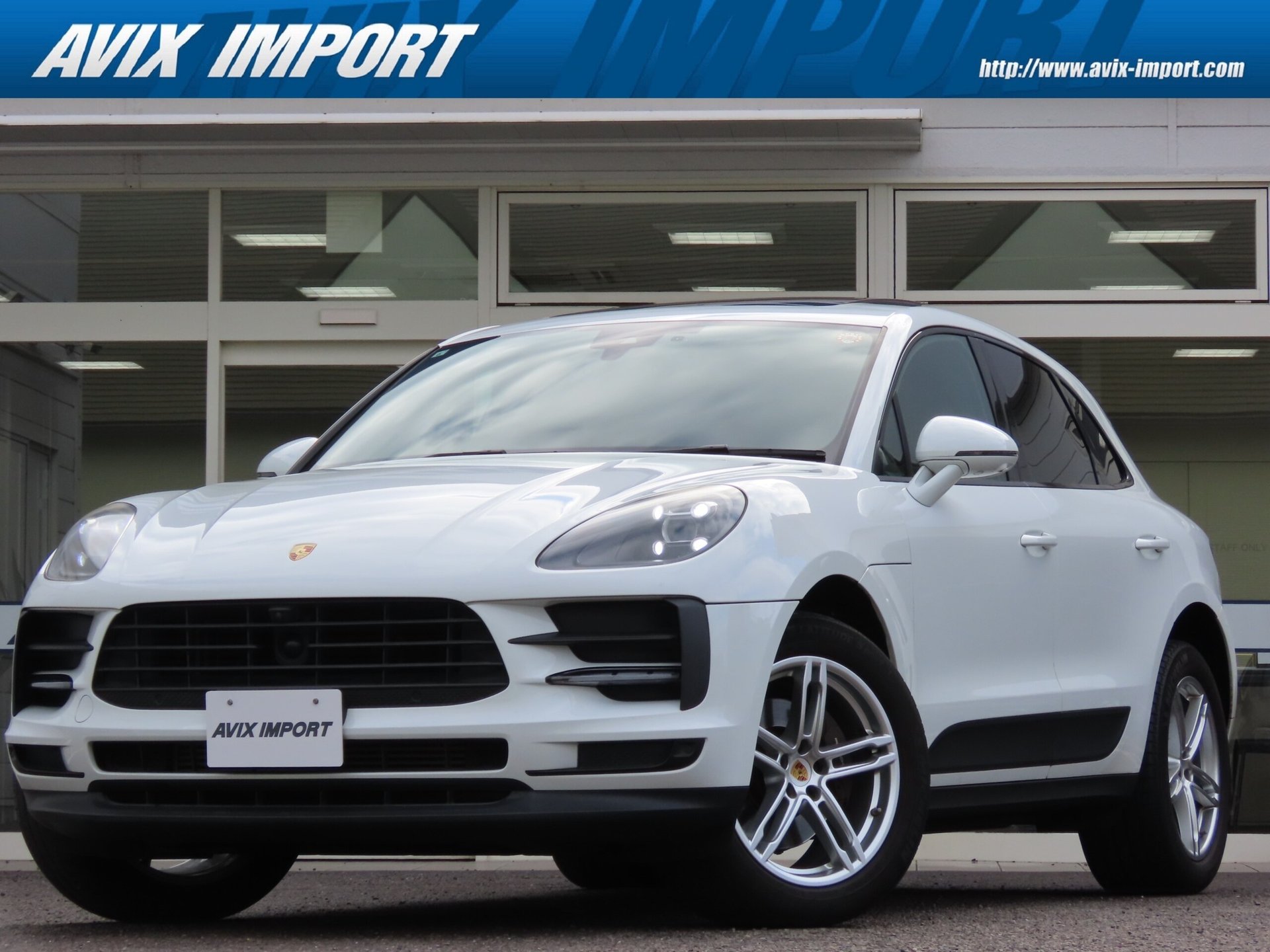 PORSCHE MACAN - View 1