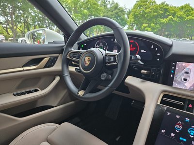 صورة 9 لـ 2025 Porsche TAYCAN